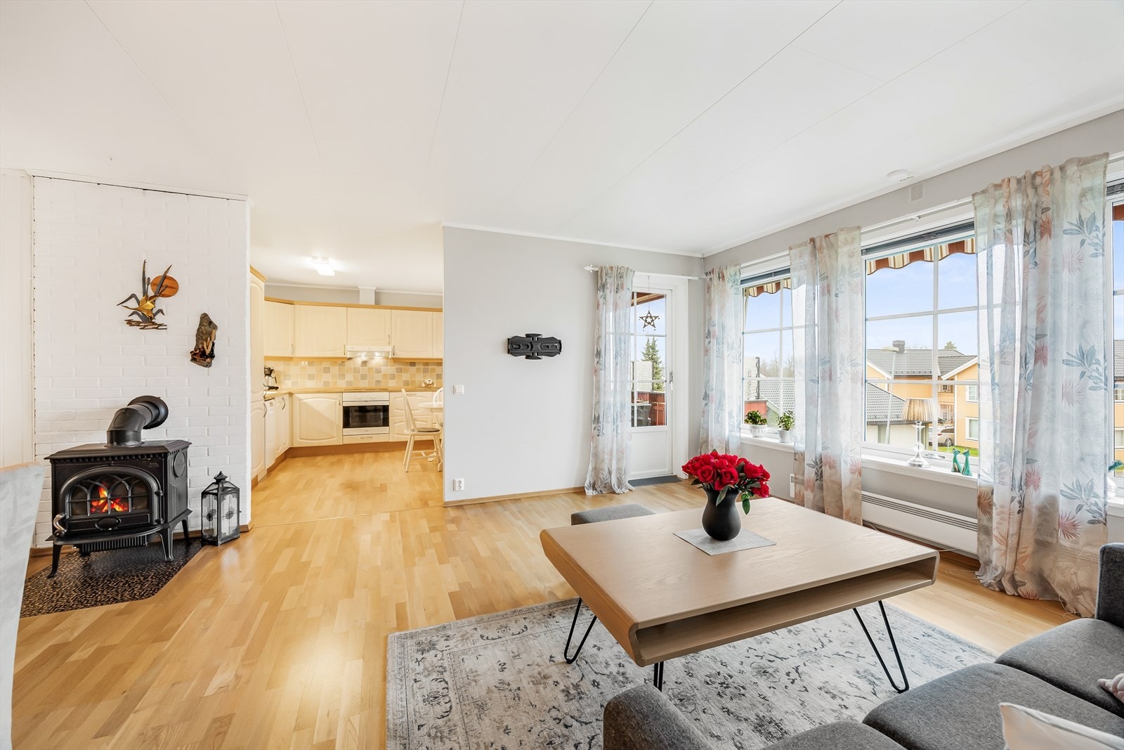 Peisovnen fungerer som et midtpunkt og sørger for godt med varme til hele leiligheten. Galleribilde