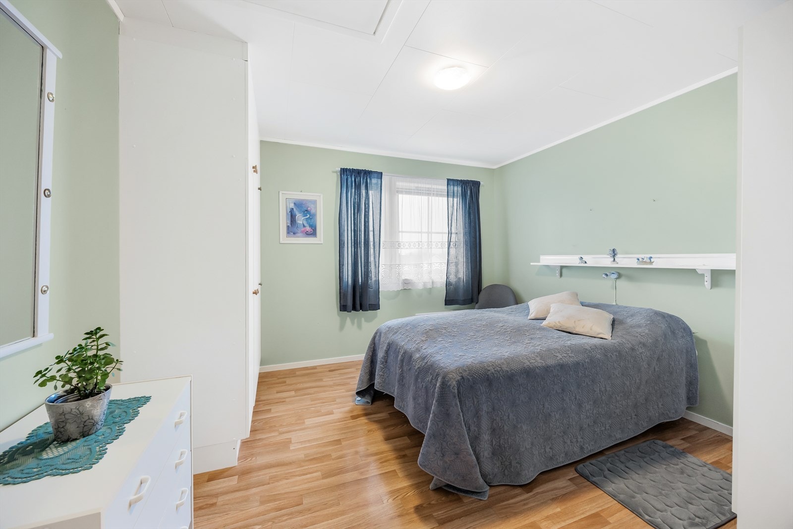 To luftige soverom med fine vindusflater. Galleribilde