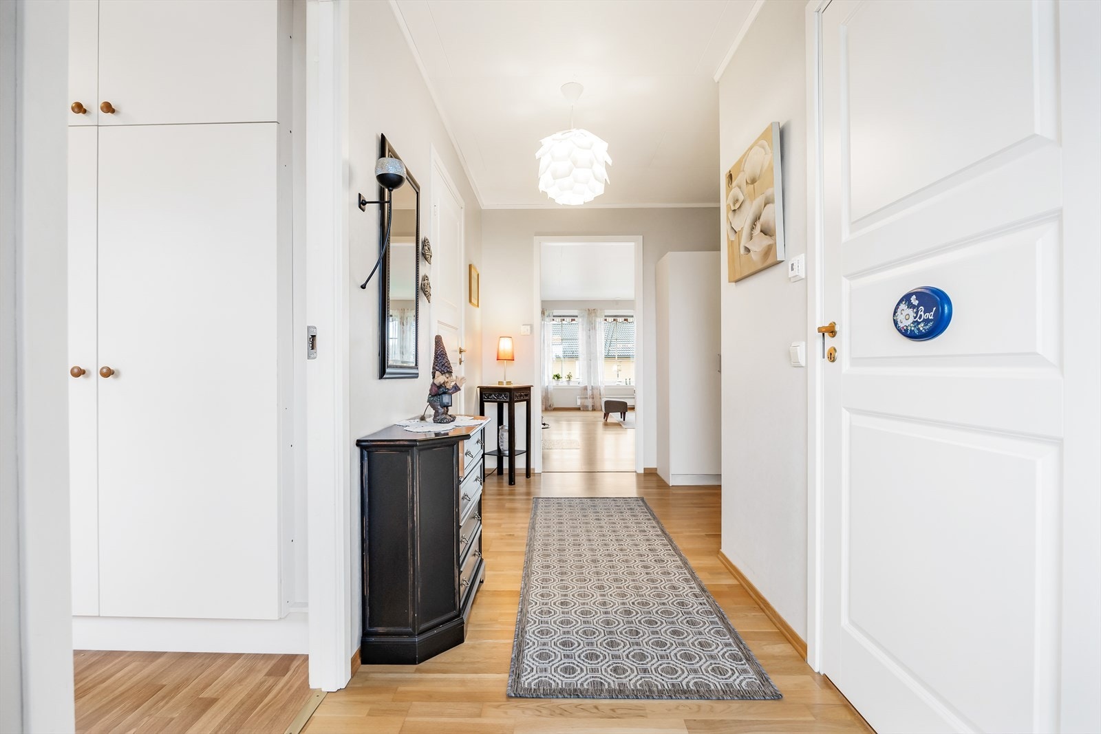 Lys entré med mulighet for oppheng av yttertøy og plassering av sko. Galleribilde