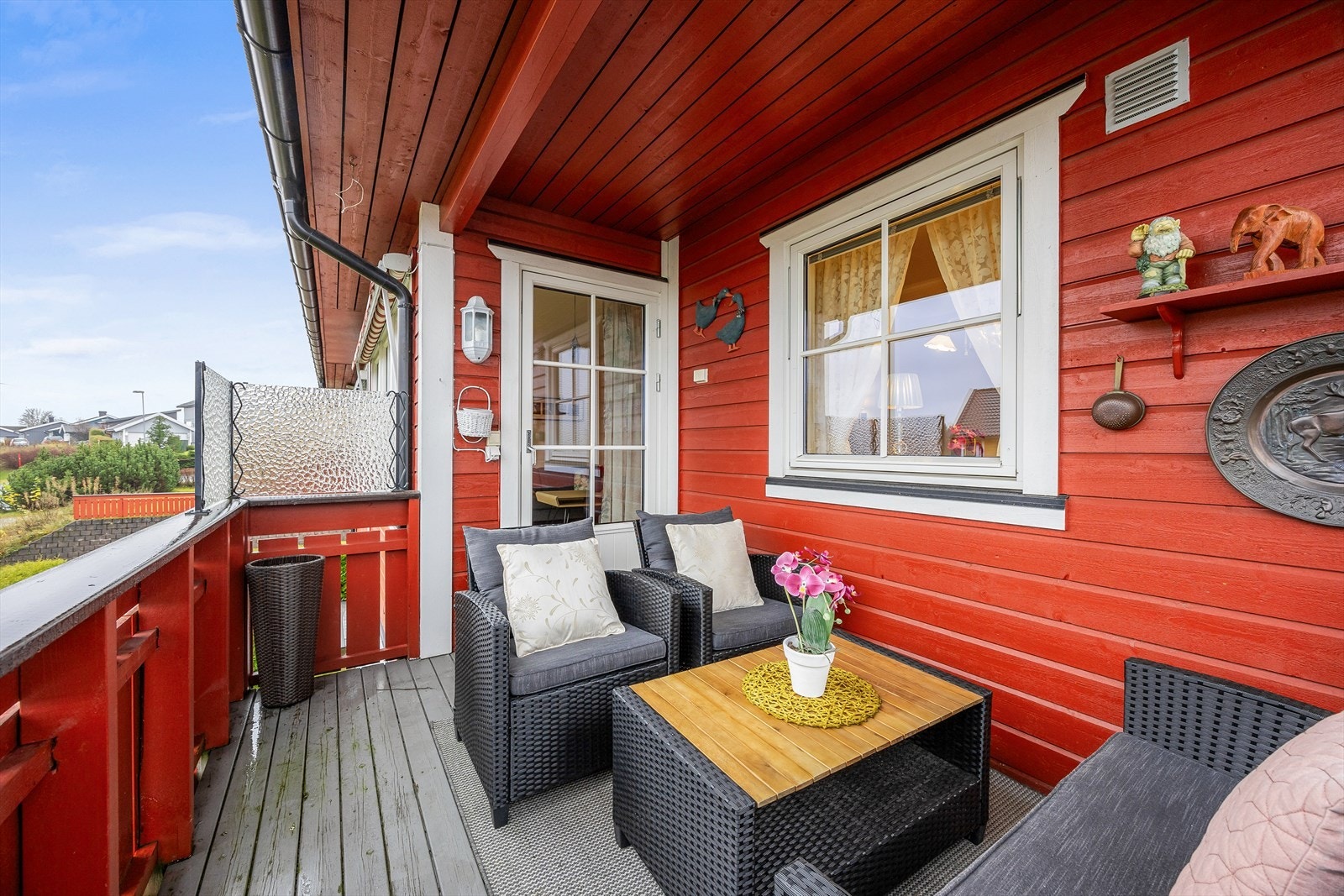 Verandaen er en fin uteplass med utsikt over nærområdet. Galleribilde