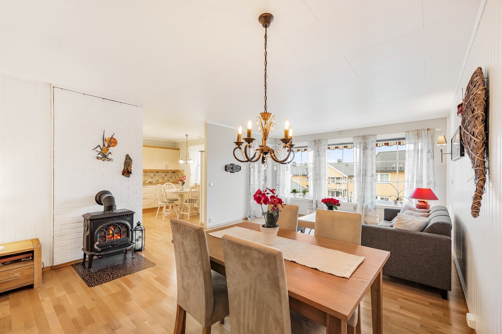 Rommet har fine vinduer som gir godt med lysinnslipp og her kan det møbleres på ulike måter. Galleribilde