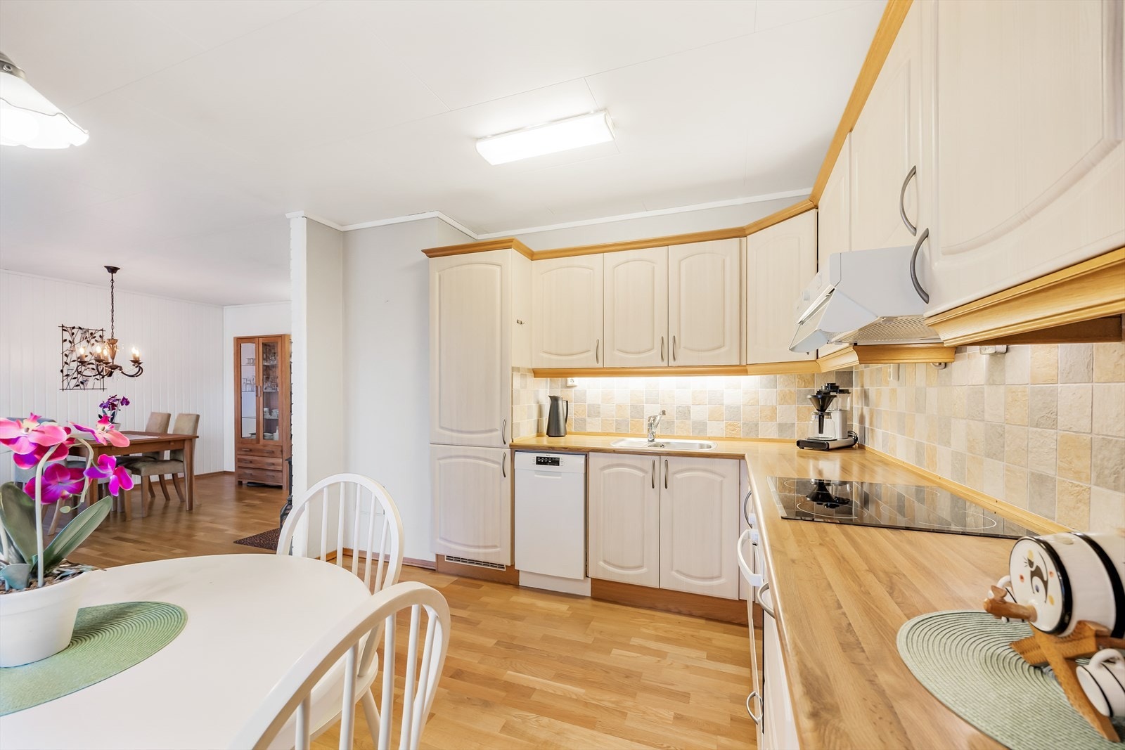 Innredningen består av lyse, profilerte fronter, heltre benkeplate og flislagt sprutsone. Galleribilde