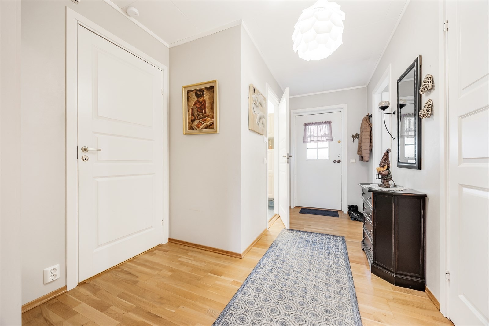 Malte overflater og parkett på gulv. Galleribilde