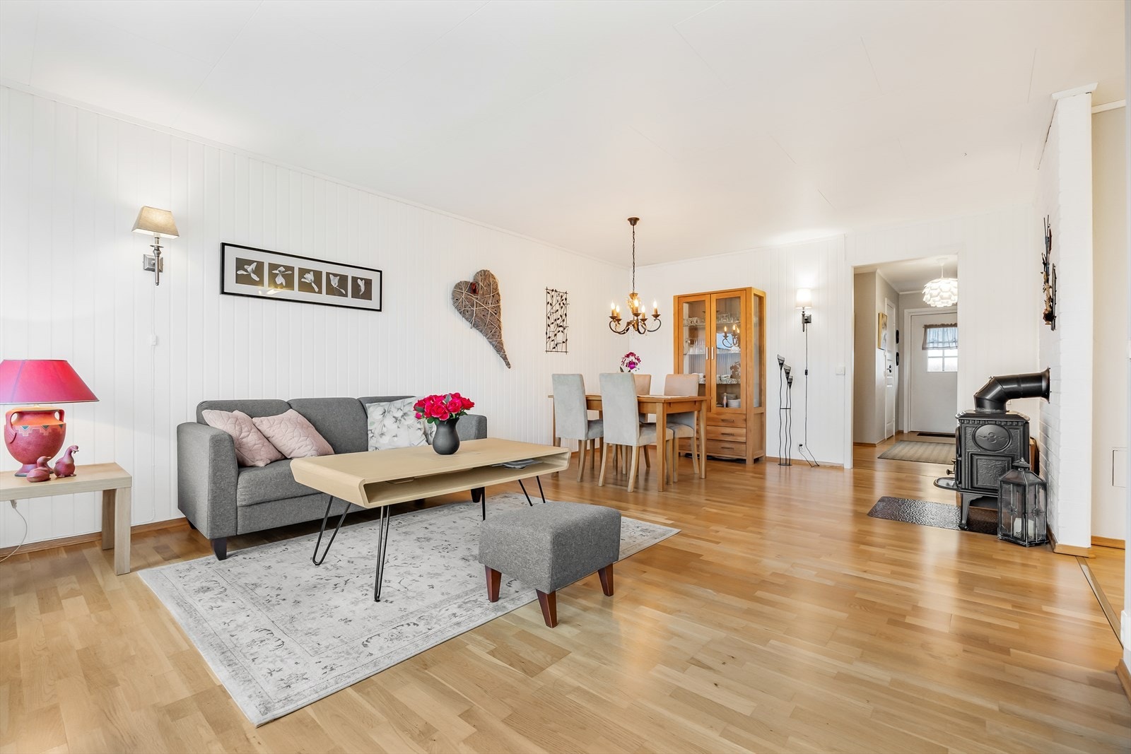 Det er mulighet for både sofagruppe, spisestue og TV-møblement. Galleribilde