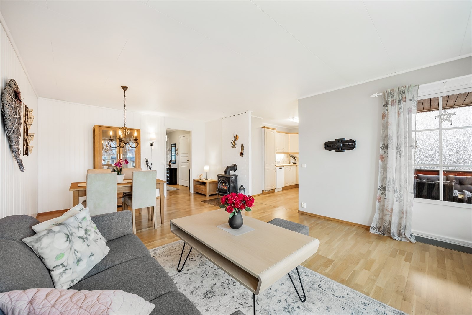 I kombinasjon med kjøkkenet oppleves rommet åpent med en hyggelig atmosfære. Galleribilde