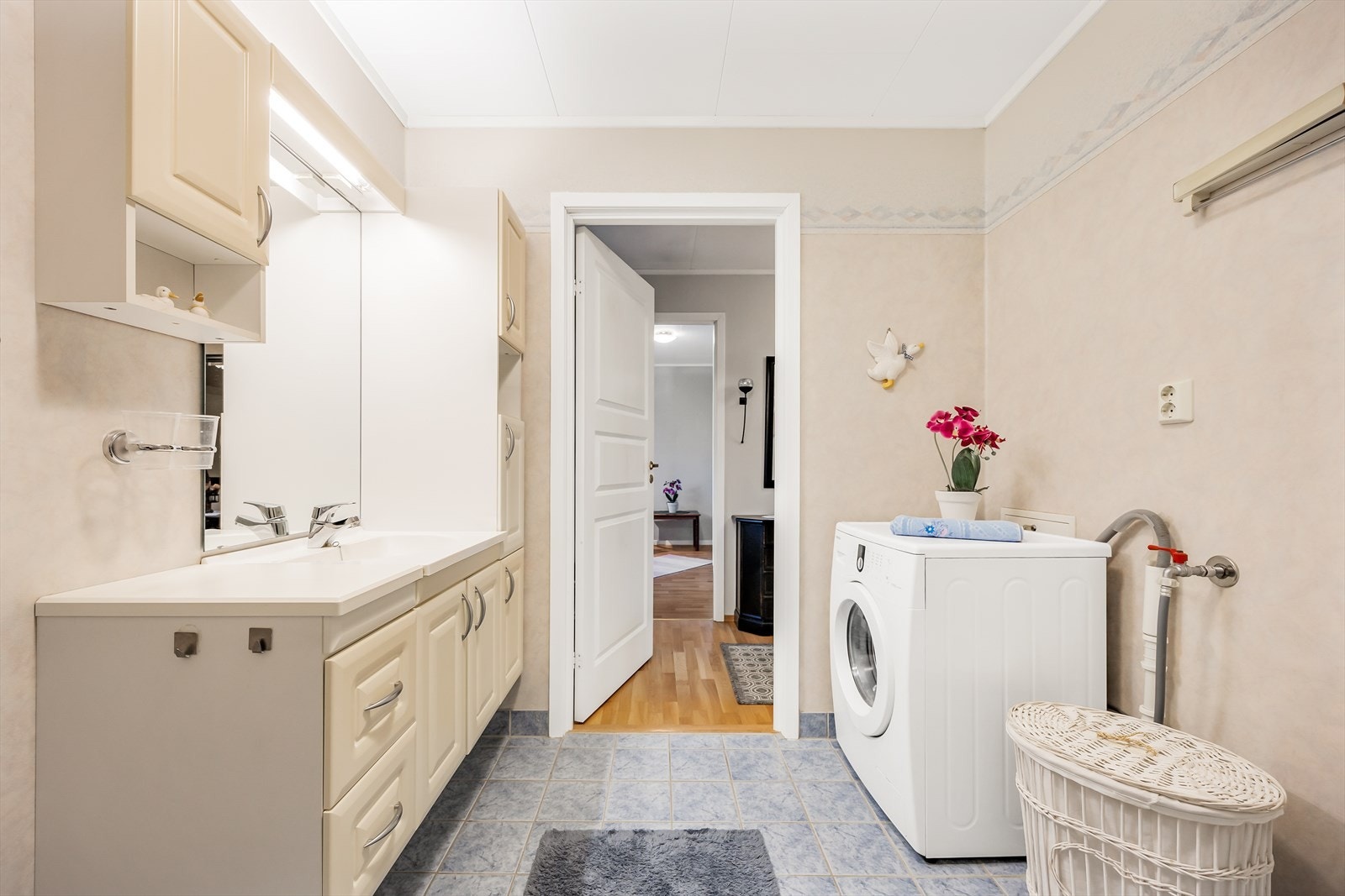 Badet er utstyrt med toalett, servant med skap og dusjnisje med kabinett. Galleribilde