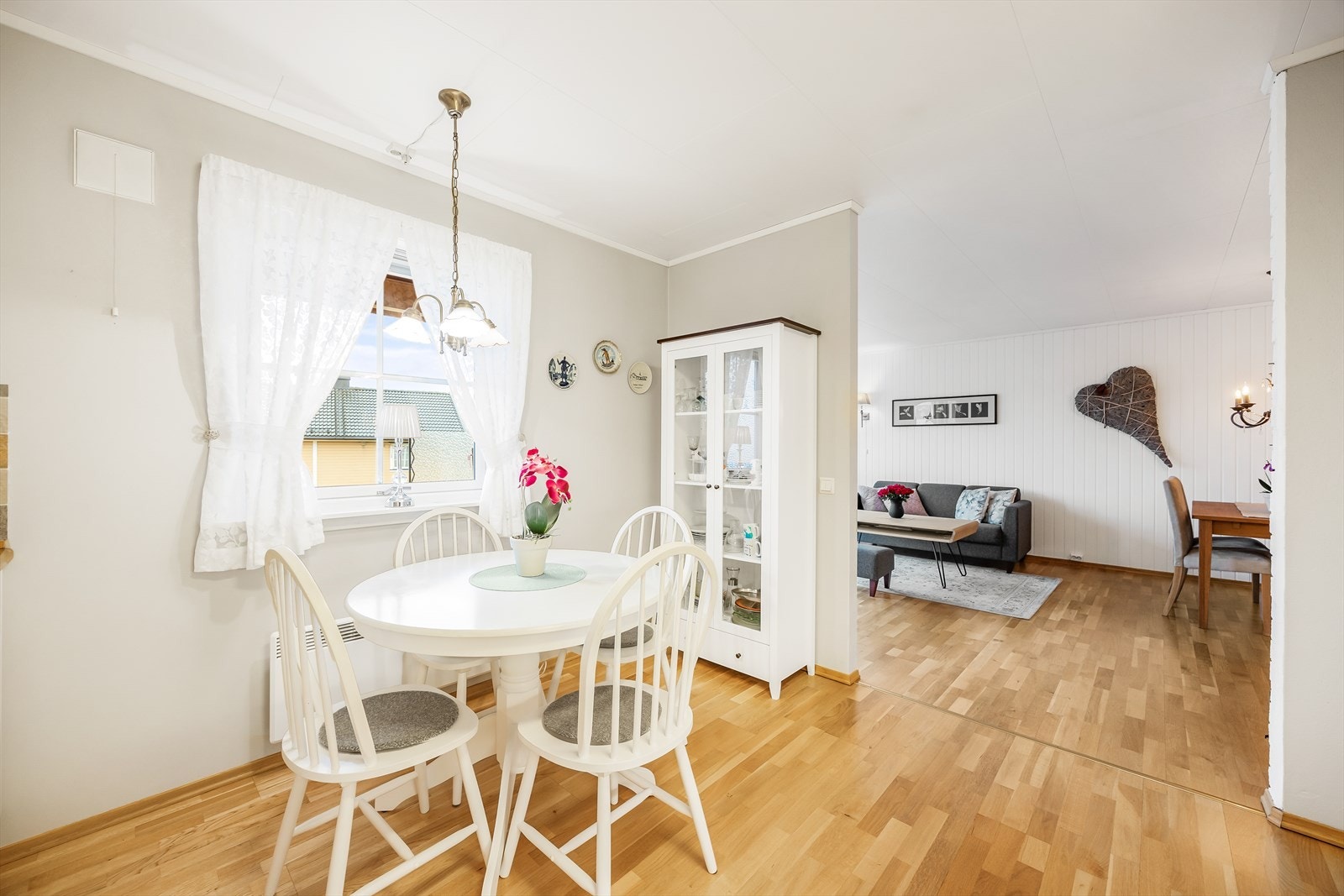 Den åpne løsningen skaper et sosialt og hyggelig oppholdsrom og her kan venner og familie samles. Galleribilde