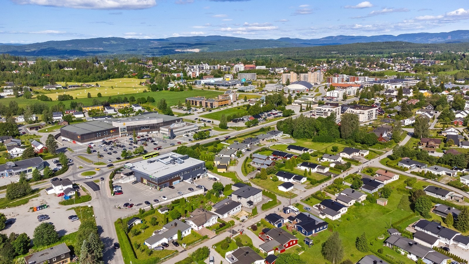 Beliggenhet i et etablert boligområde med nærhet til servicetilbud. Galleribilde