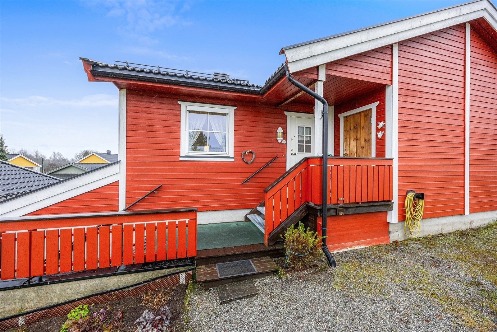 Boligen har egen inngang på siden av bygget. Galleribilde