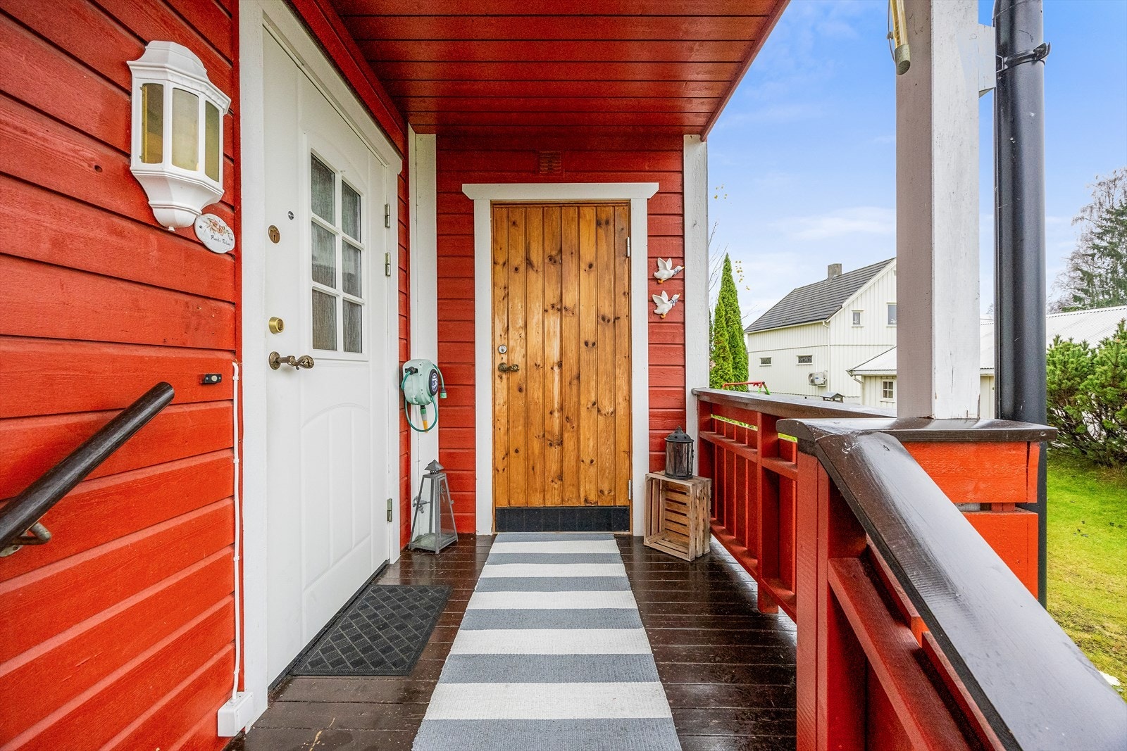 Overbygget inngangsparti med tilgang til en praktisk, utvendig bod. Galleribilde