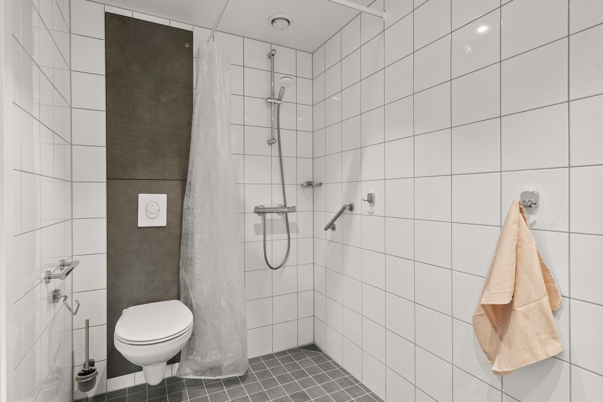 Alle bad har servant. dusj og toalett Galleribilde