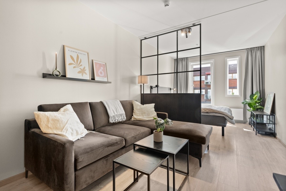 Det gjøres oppmerksom på at alle rommene er møblert forskjellig. Men de største har sofagruppe Galleribilde