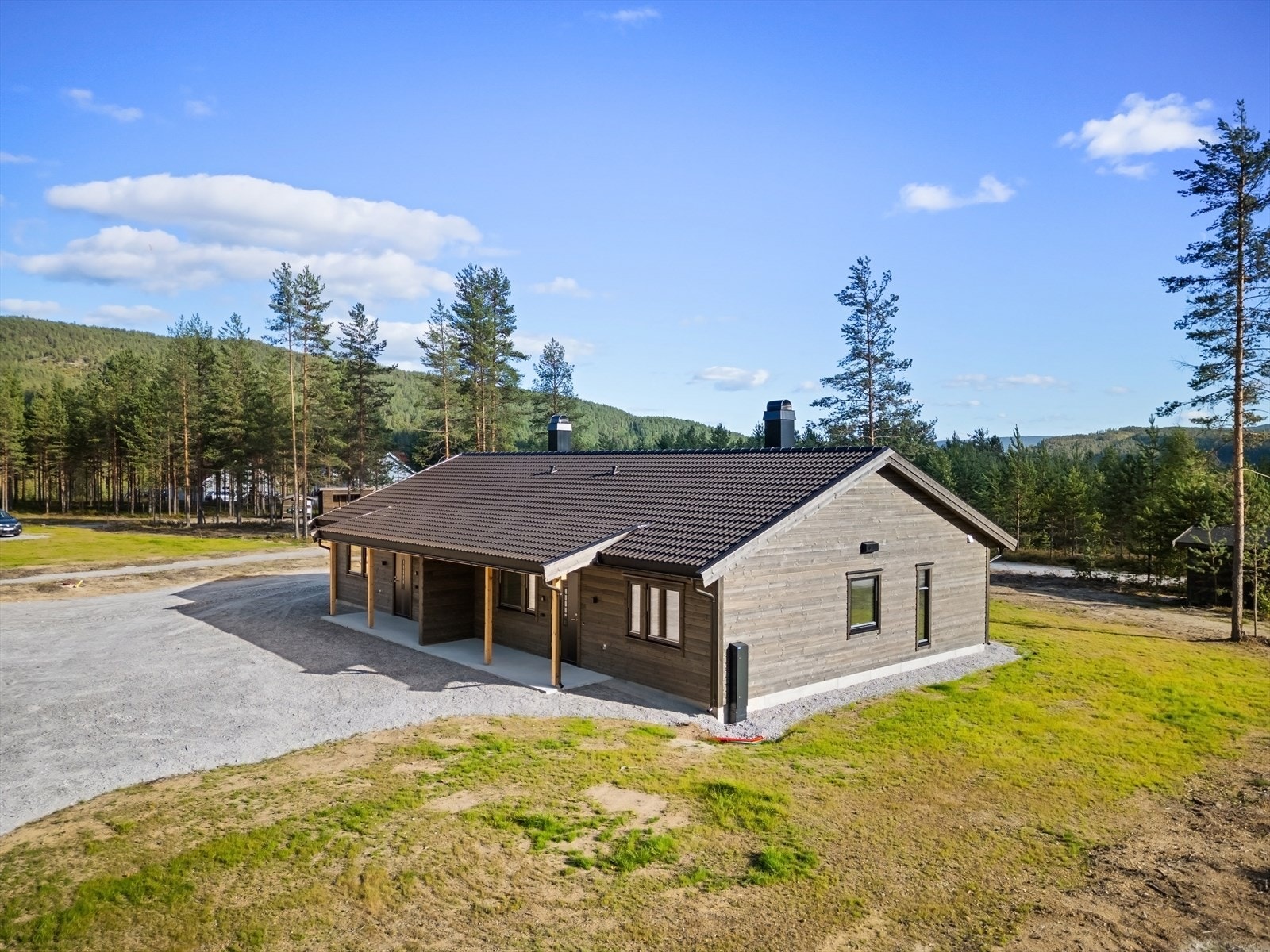 Pent overbygget inngangsparti over 1/2 parten av tomannsboligen. Galleribilde