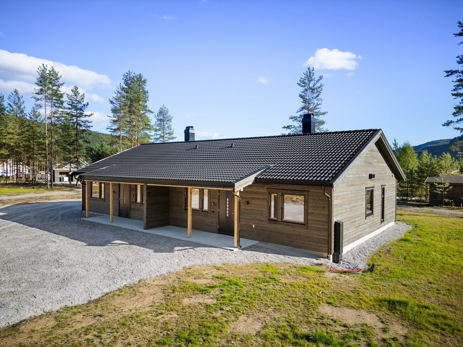 Boligen byr på et lyst og tidsriktig interiør med en nyttig planløsning over et plan med 3 romslige soverom. Fra stuen er det utgang til en pen terrasse og hage. Galleribilde