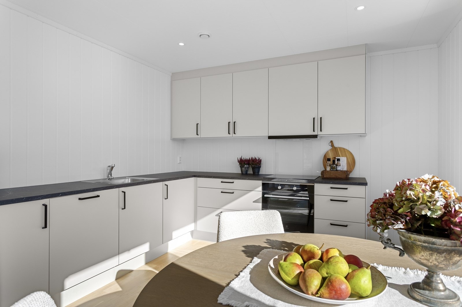 Her møtes design og funksjon - et moderne kjøkken skapt for hverdagsliv og hygge. Galleribilde