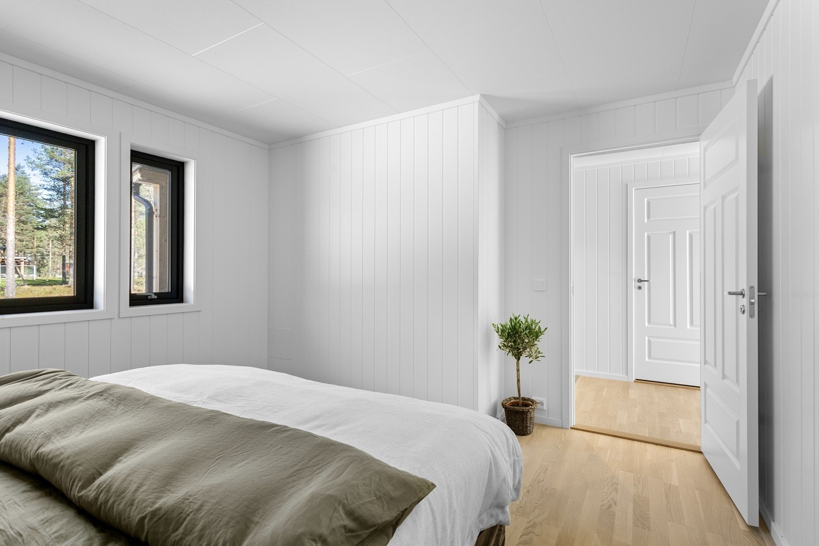 Soverommene er lyse og romslige, med god plass til seng, garderobeløsning og personlig preg. Perfekt for både voksne og barn. Galleribilde