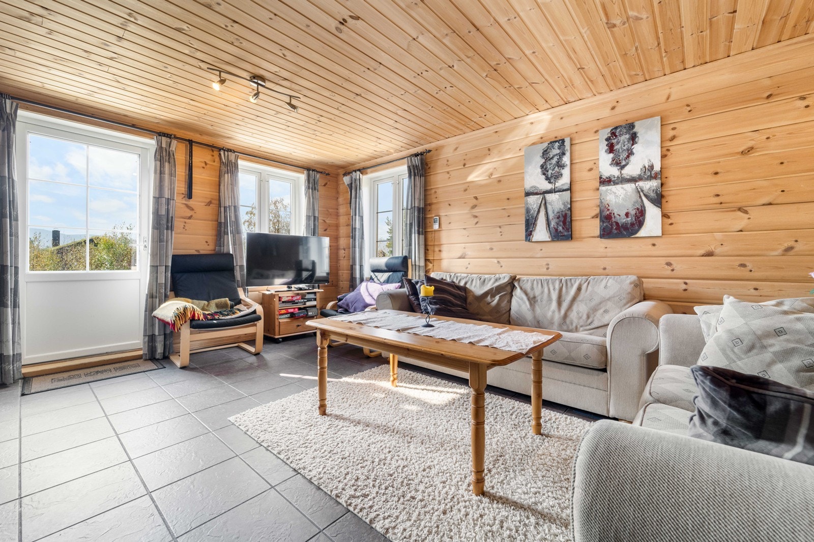 Romslig stue og kjøkkenløsning. Galleribilde