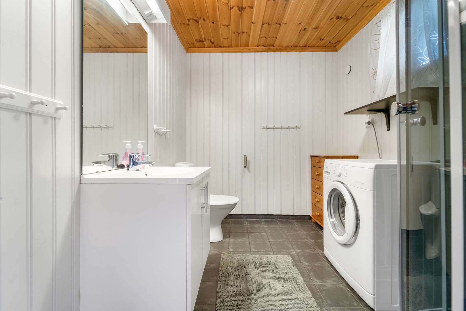 Bad med opplegg til vaskemaskin. Galleribilde