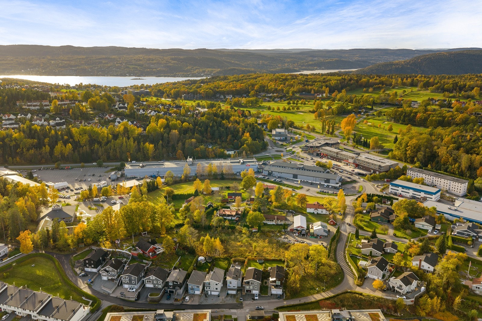 Bringebærhagen 13 ligger i et hyggelig, stille og sentralt boligområde i Drøbak. I området rundt boligen markert med rød pil, ligger handelssenter, treningssentre, bussholdeplass og golfbane. Galleribilde