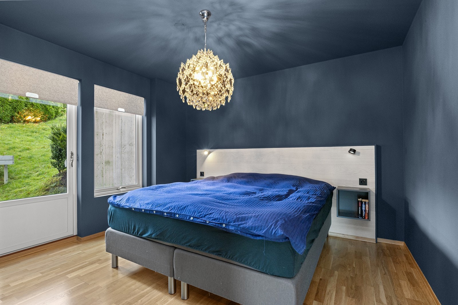 Soverom (1) med utgang til hagen/tomten. Galleribilde