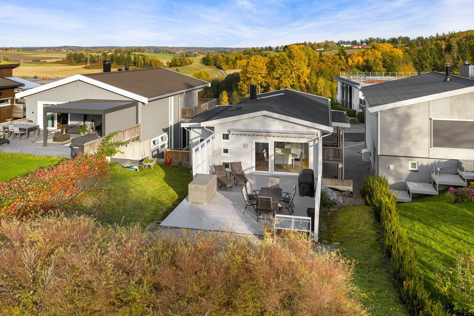 Boligen har en skjermet uteplass mot vest med sol utover ettermiddag/tildig kveld. Galleribilde