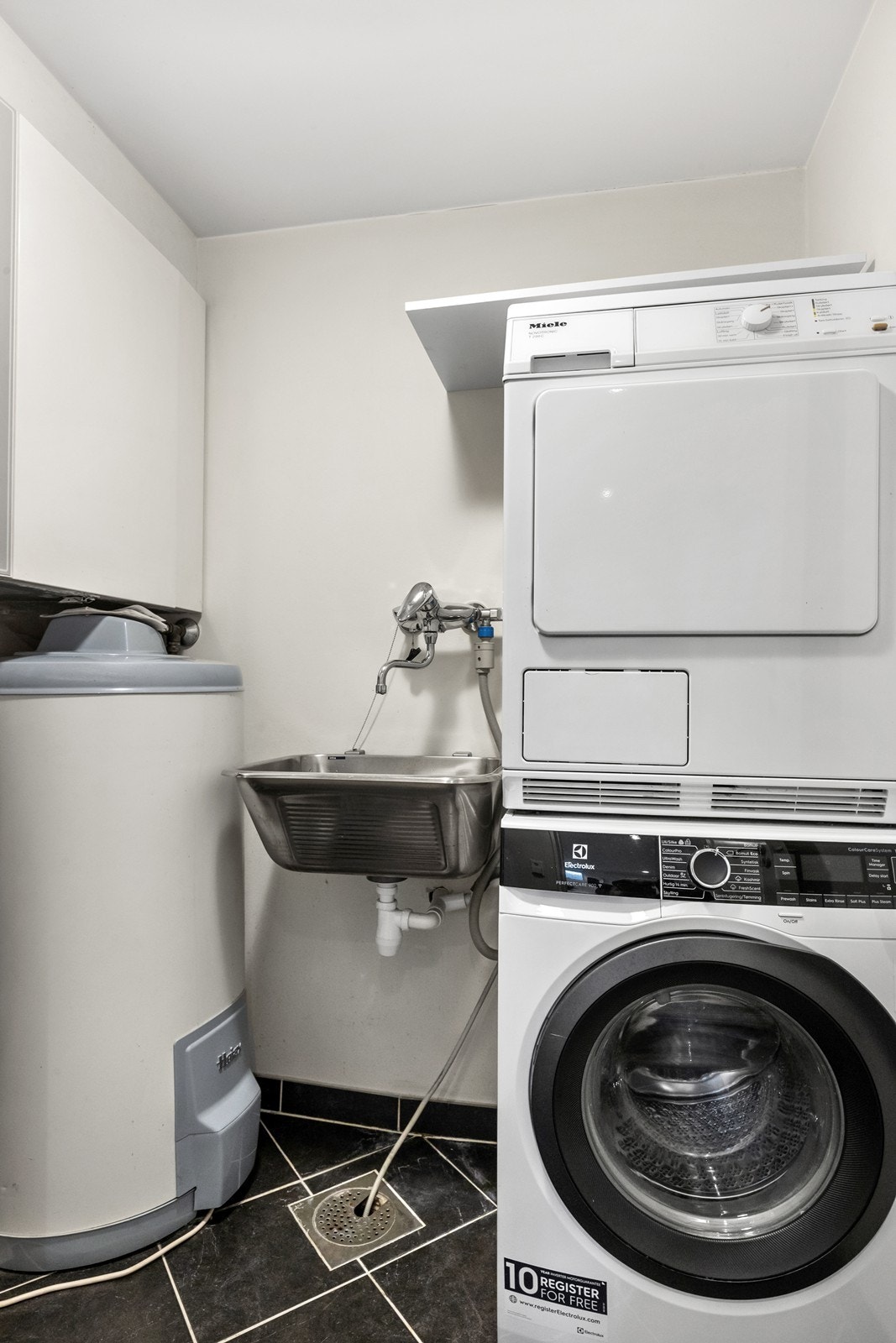 Vaskerom (byggemeldt bod/garderobe) utstyrt med utslagsvask, bereder og tekniske installasjoner. Det er av avsatt plass og opplegg for vaskemaskin og tørketrommel plassert i søyle. Galleribilde