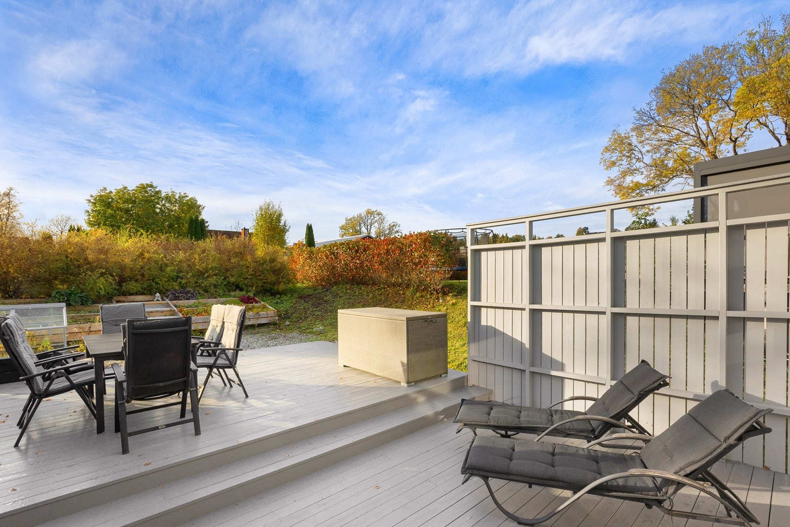 Vestvendt, skjermet og nivåinndelt terrasse Galleribilde
