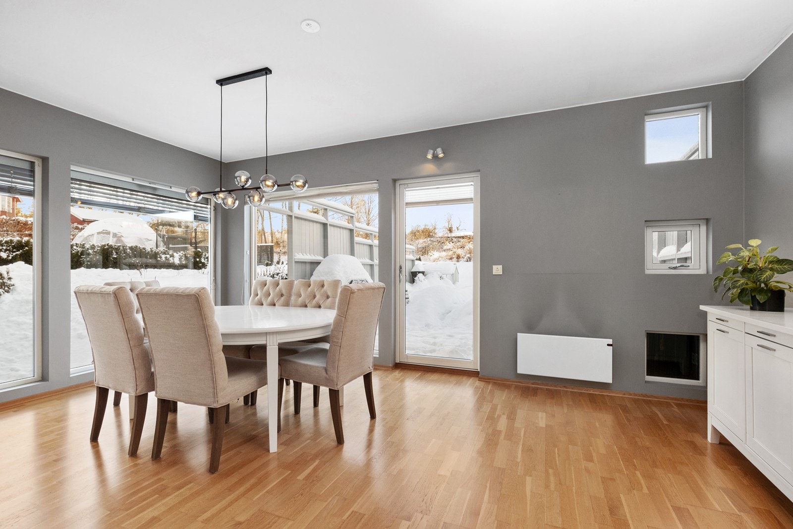 Romslig spisestue med plass til å dekke langbord. Utgang til vestvendt terrasse. Galleribilde