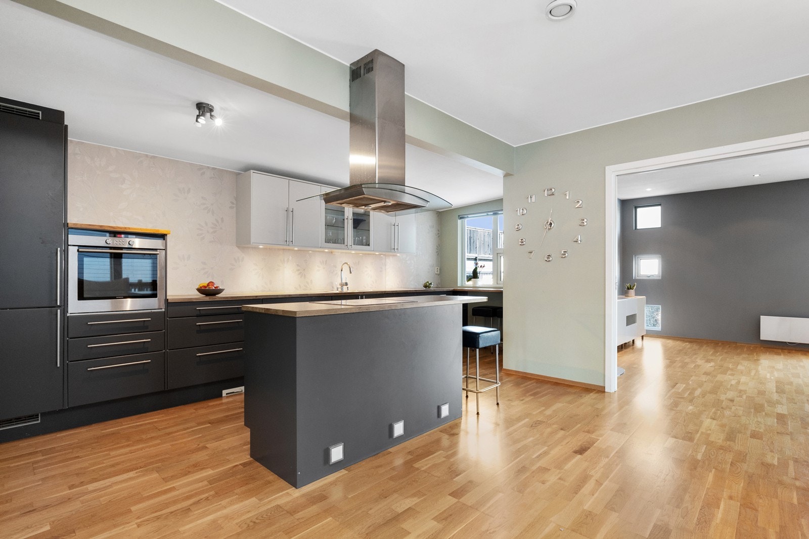 Stort spisekjøkken med plass til å dekke langbord. Galleribilde