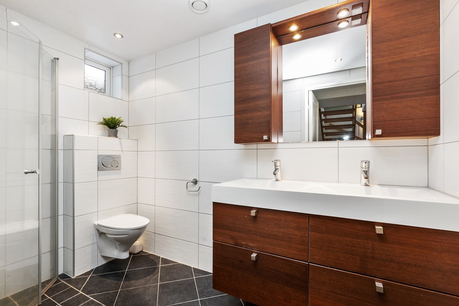 Stort og romslig bad (2) med adkomst fra hallen. Galleribilde