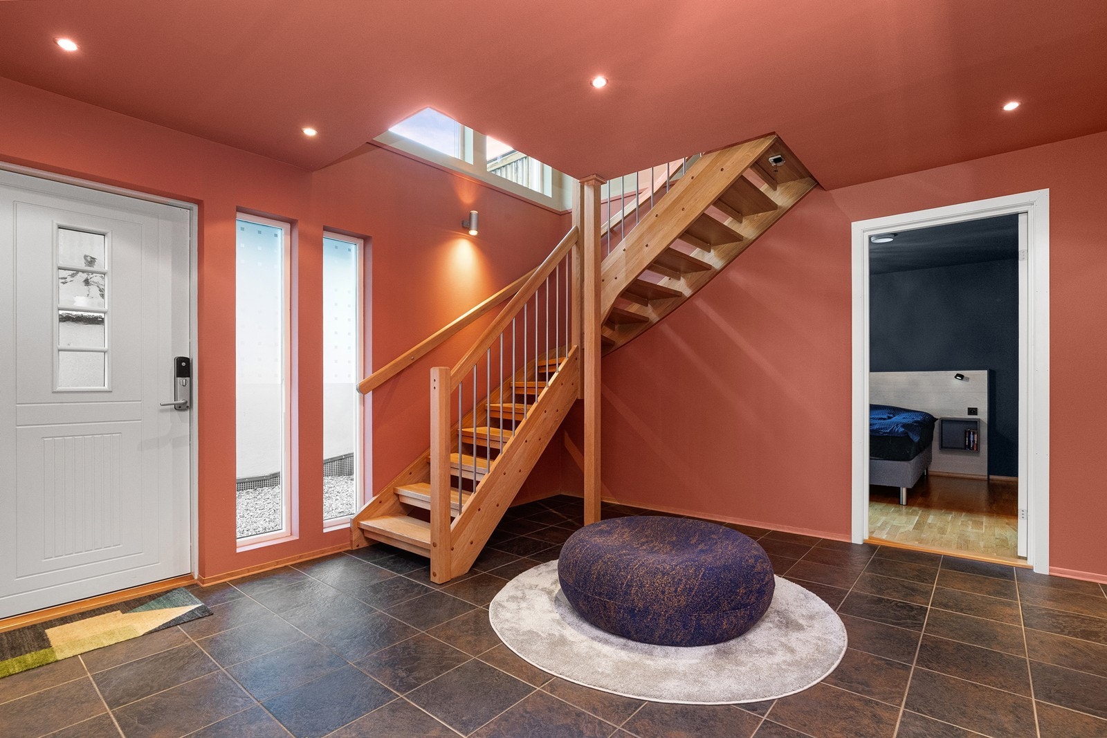 Velkommen inn! Fra den store hallen er det adkomst til boligens soverom, vaske-/tekniskrom og et bad. Galleribilde