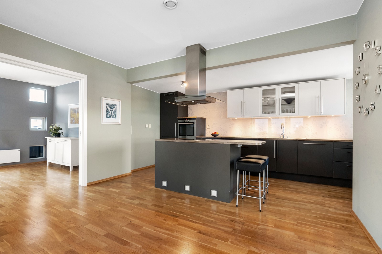 Kjøkken har integrerte hvitevarer som stekeovn, induksjon platetopp, oppvaskmaskin og kombiskap, samt takhengt ventilator i stål og glass. Galleribilde