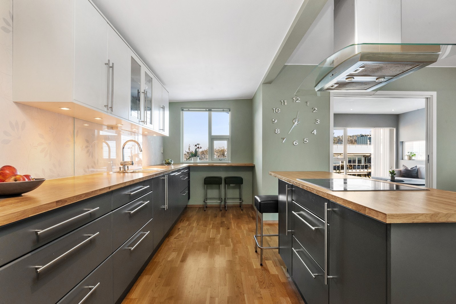 Kjøkkenet er godt utstyrt med gode arbeidssoner og oppbevaringsmuligheter, samt avsatt spise-/arbeidsplass med utsikt til Frognmarka Galleribilde