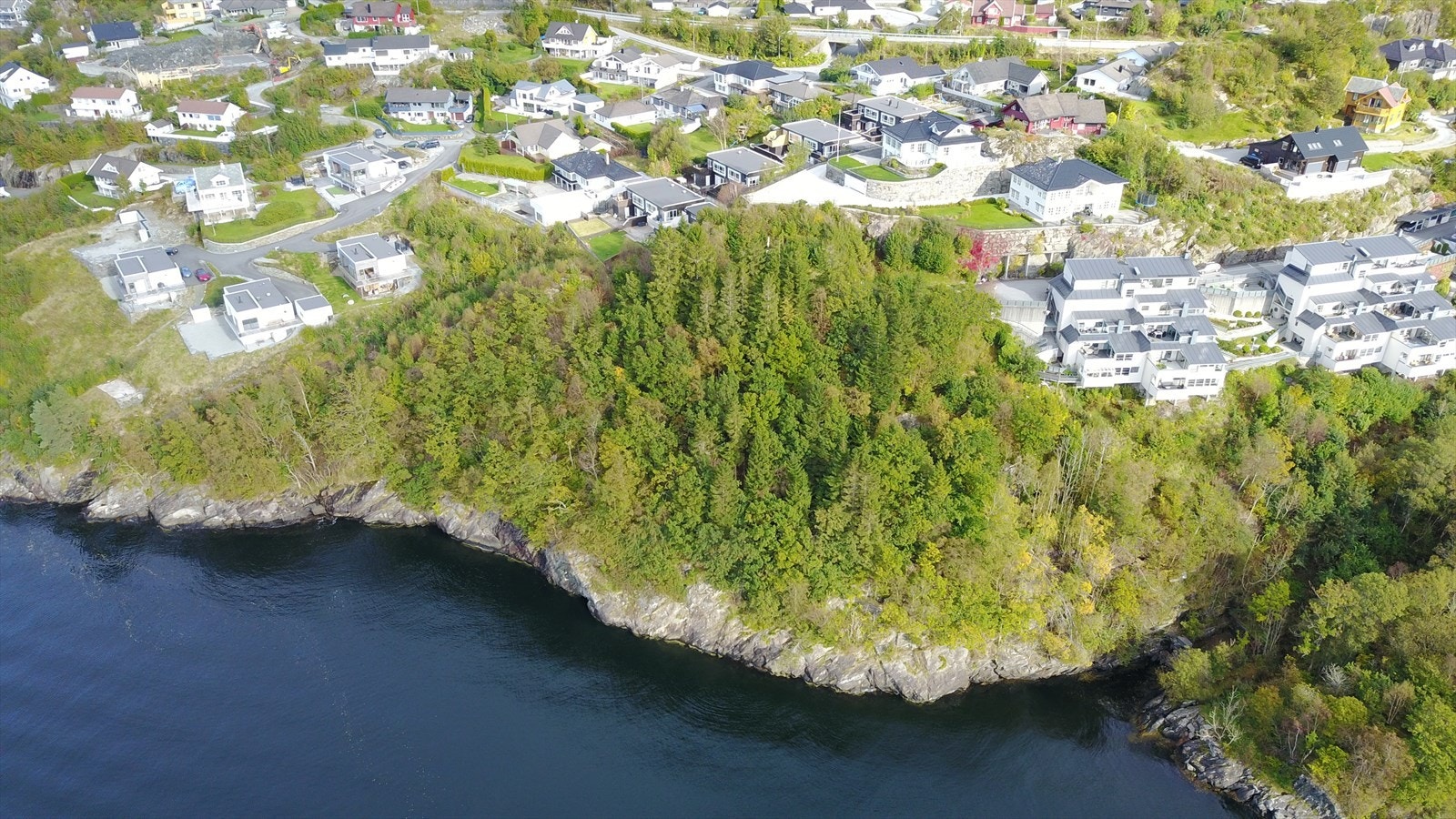 Nydelig utsikt, solrikt og meget sentral og sjønær beliggenhet. Galleribilde