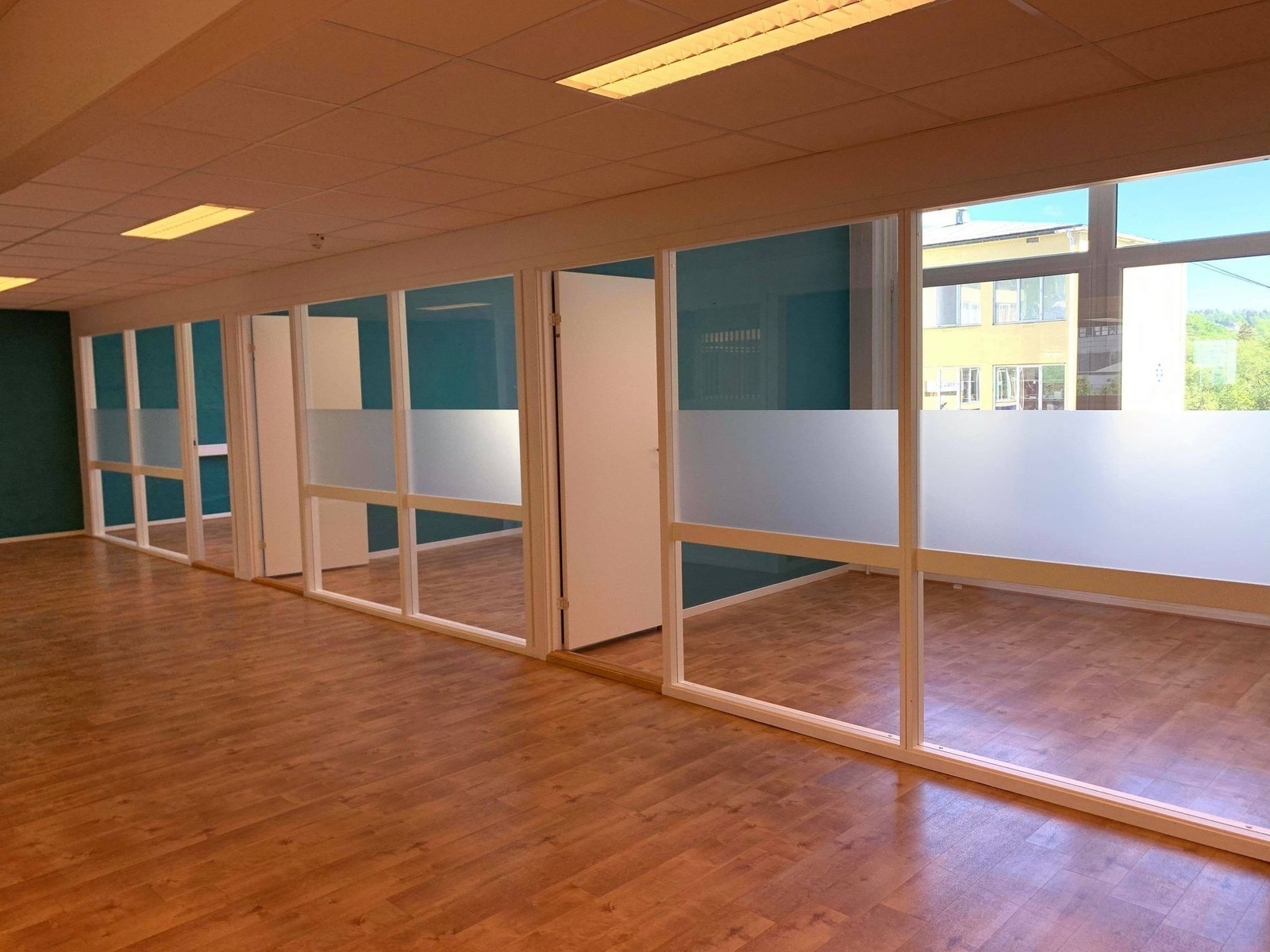 Arealet har enkeltkontorer og åpent landskap Galleribilde