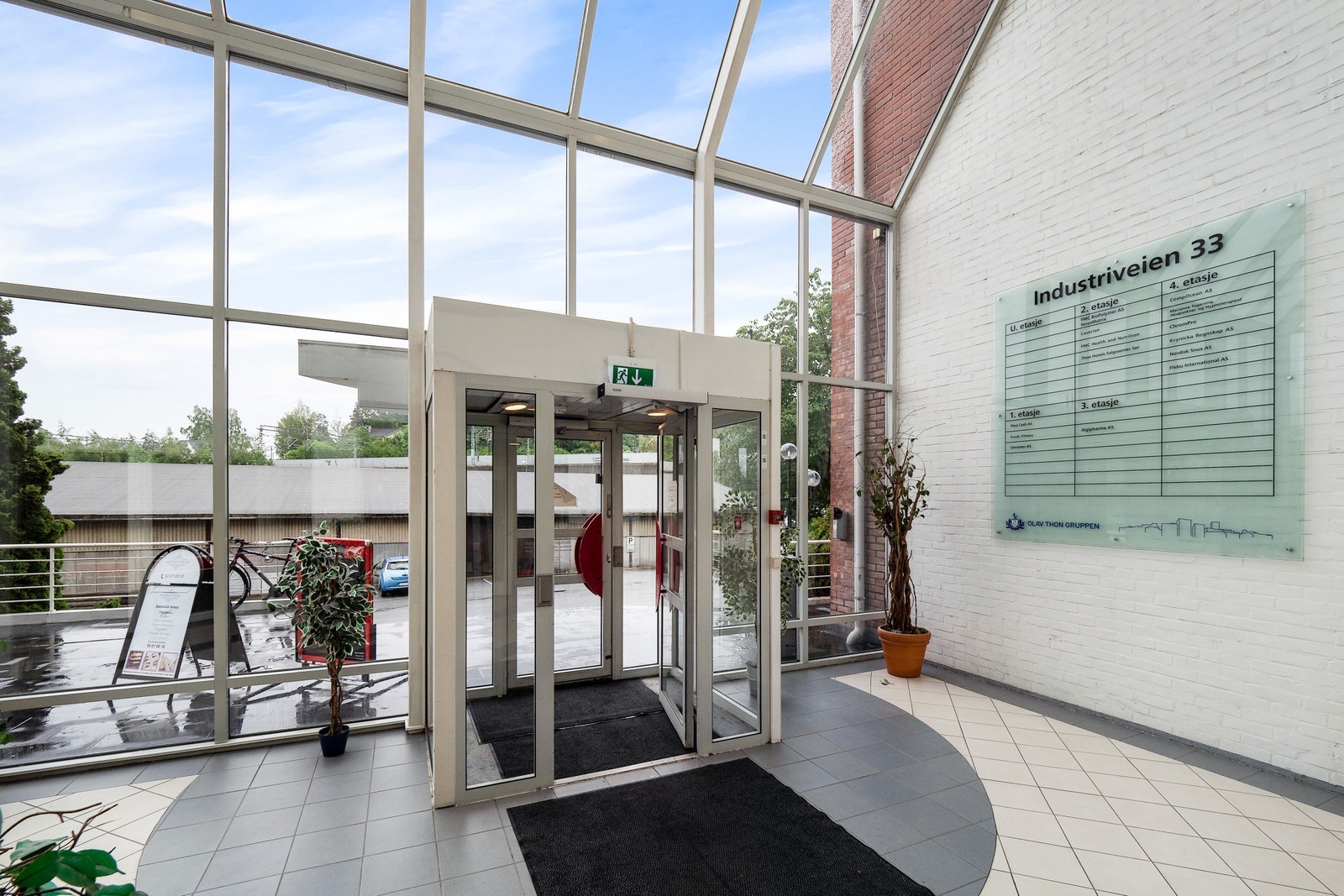 Lyst og trivelig inngangsparti Galleribilde