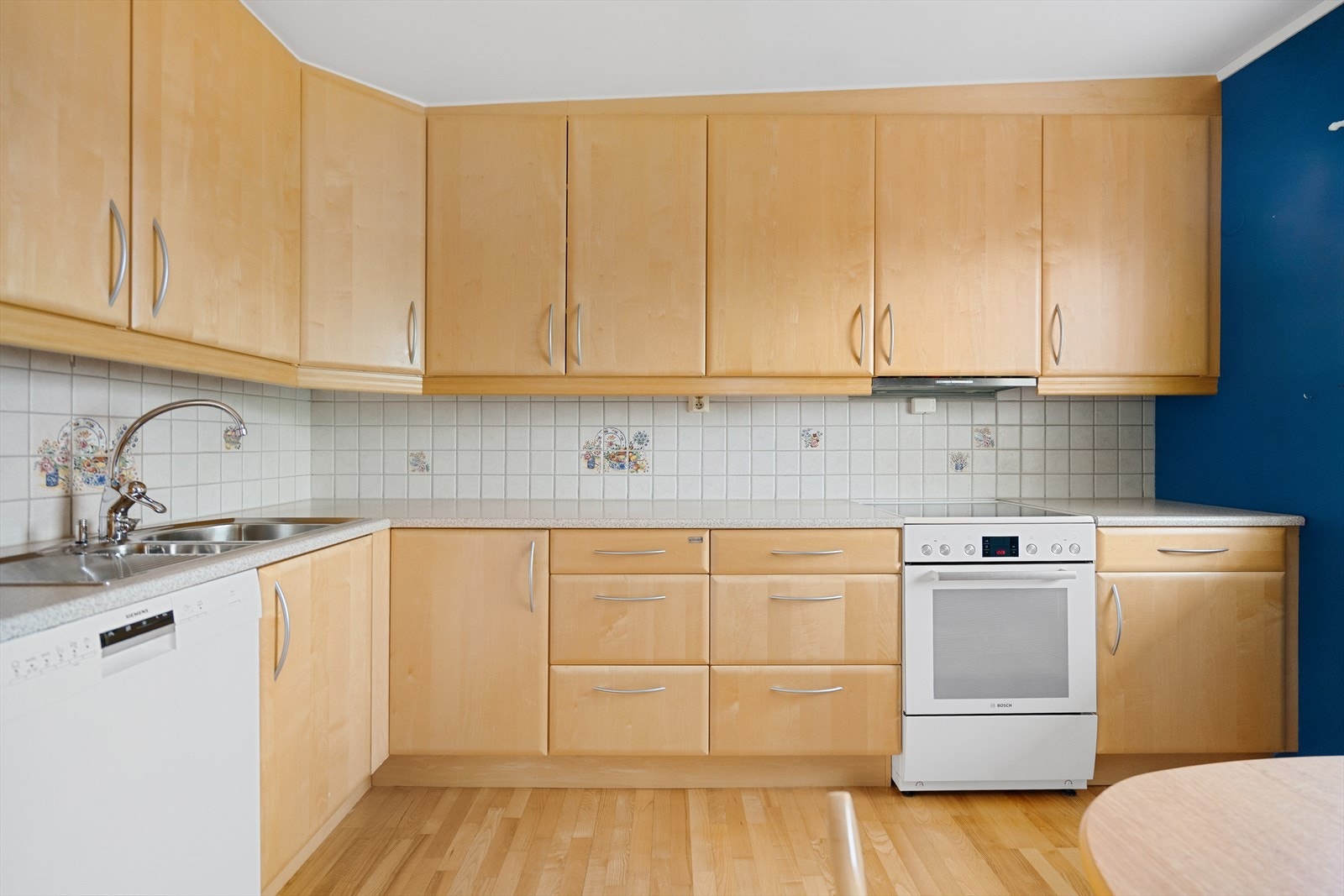 Kjøkken med mye skap- og benkeplass Galleribilde