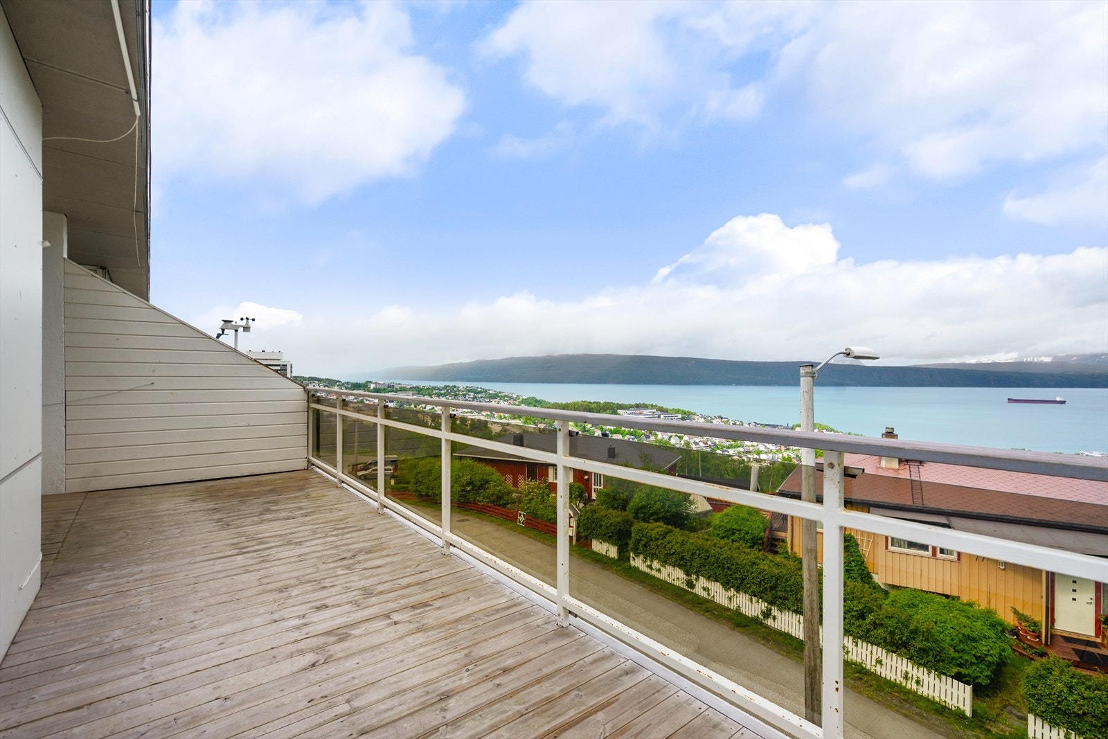 Leiligheten ligger i 3.etasje med fantastisk utsikt utover Ofotfjorden, mot Bjerkvik og utover byen Galleribilde