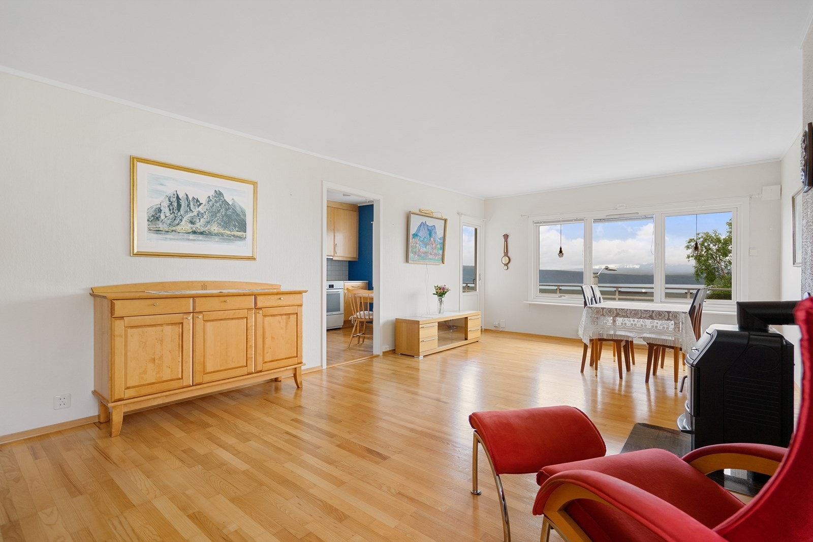 Fritt utsyn fra store vindusflater i stue Galleribilde