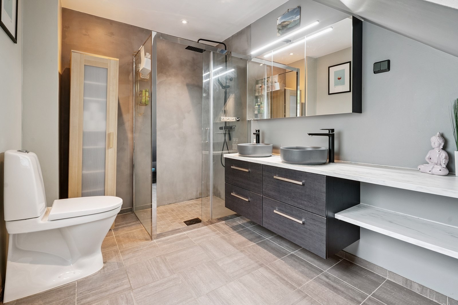 Pent bad i 1.etg. med dusjnisje, wc og baderomsinnredning Galleribilde