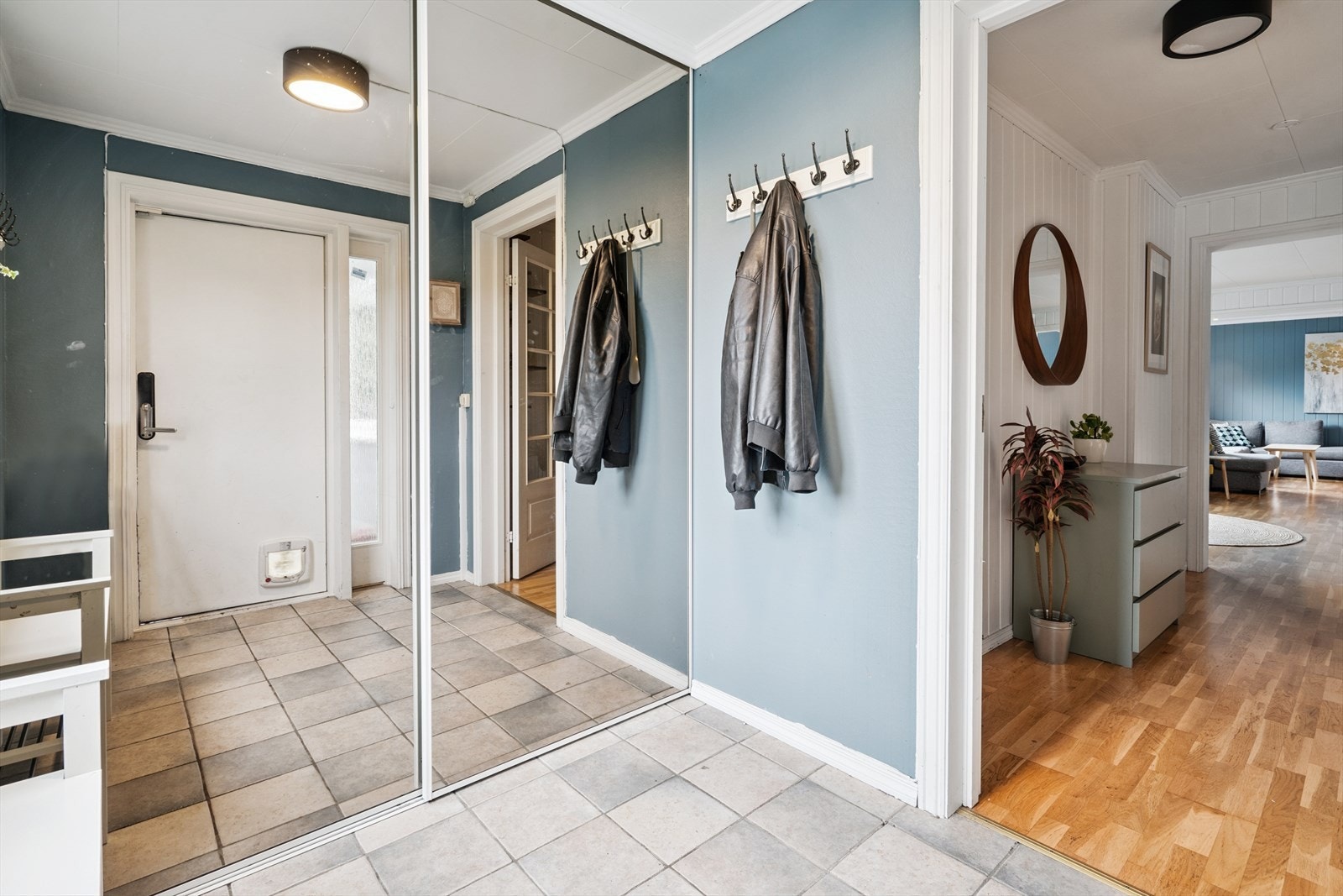 Vindfang med skyvedørsgarderobe Galleribilde