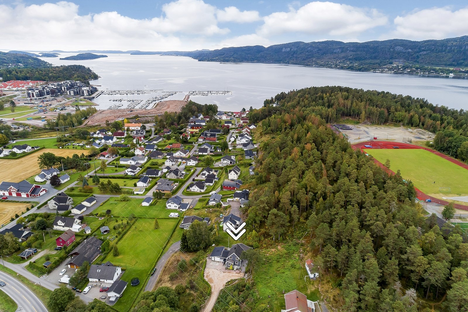 Boligen er beliggende i ett barnevennlig og attraktivt område (bilde er fra forrige salg i 2021) Galleribilde