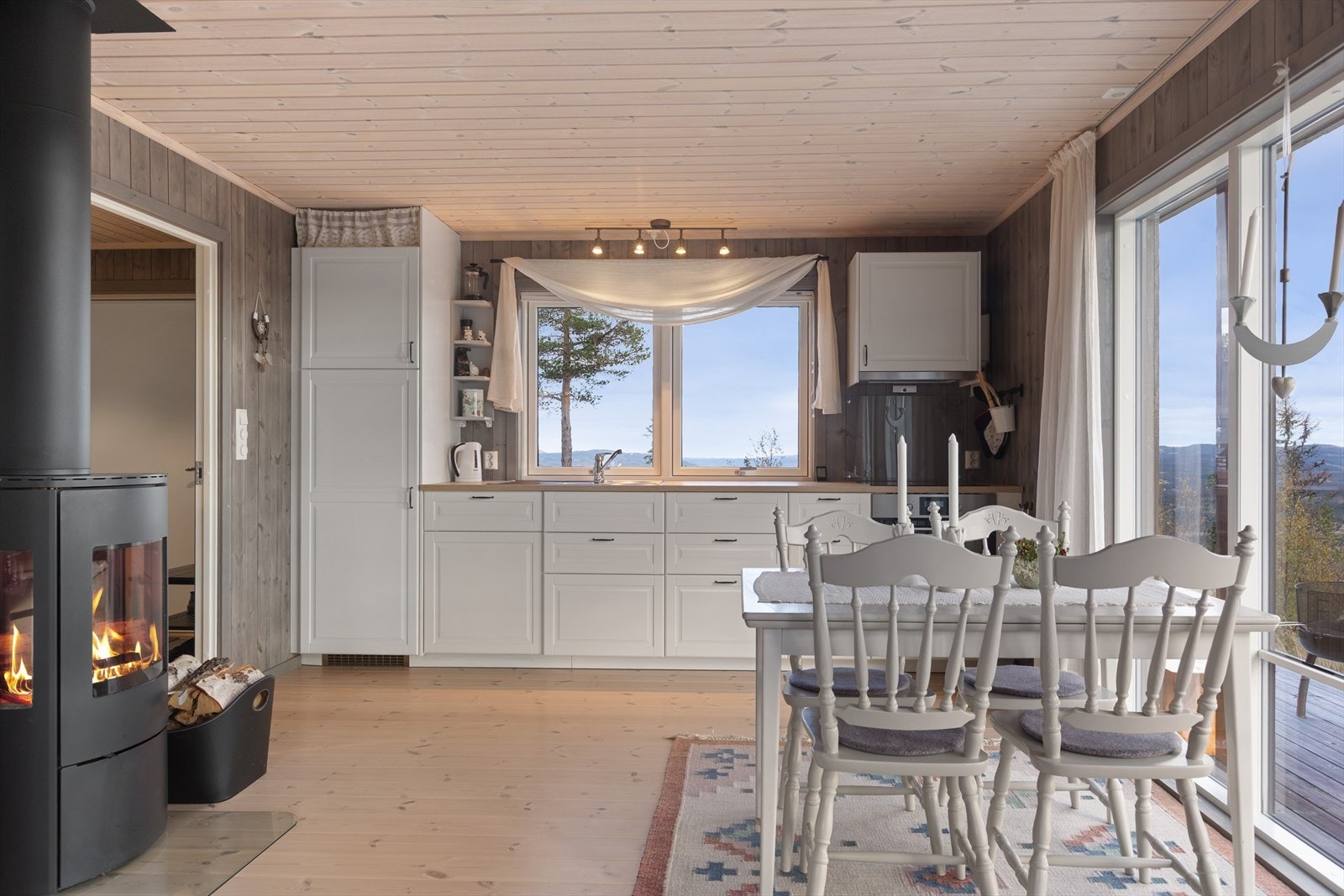 Nydelig utsikt utover Fjellsbygda og området rundt er det også fra kjøkkenet, som er i åpen løsning med stue. Galleribilde