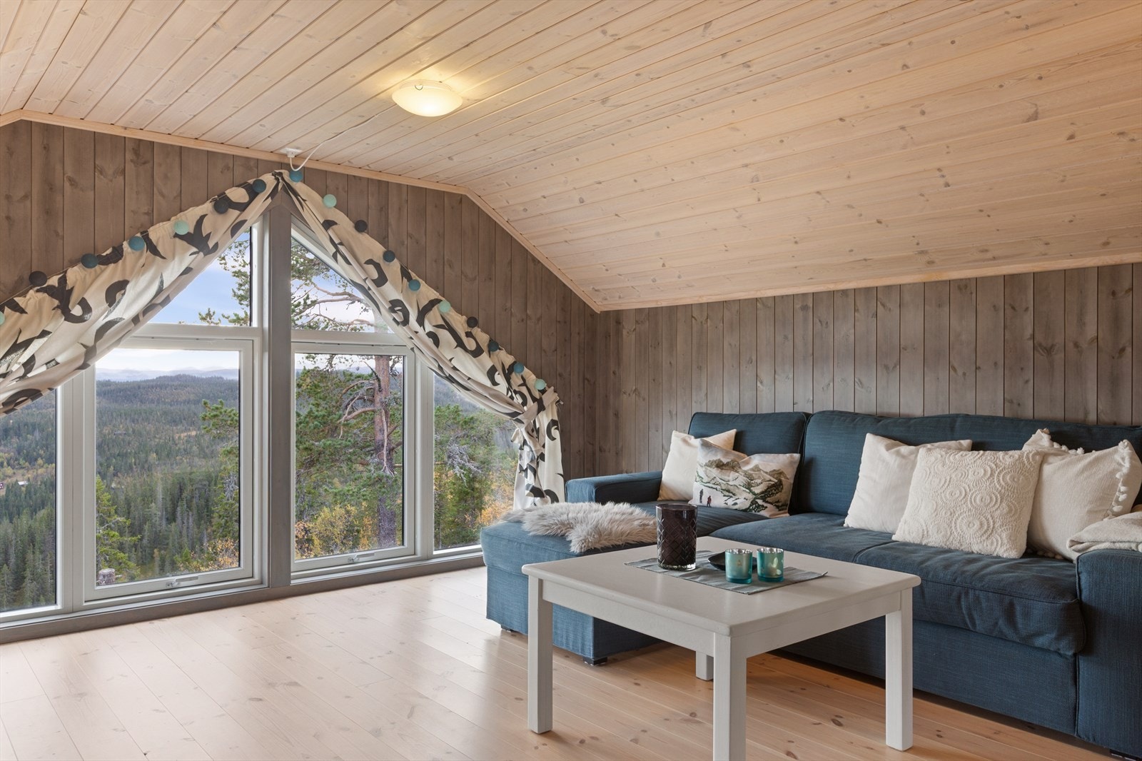 I den koselig loftstua er det fantastisk utsikt gjennom store vinduer. Her er det god plass til sofagruppe, og om det er små barn i familien, har de her god plass til å leke på gråværsdager. Galleribilde