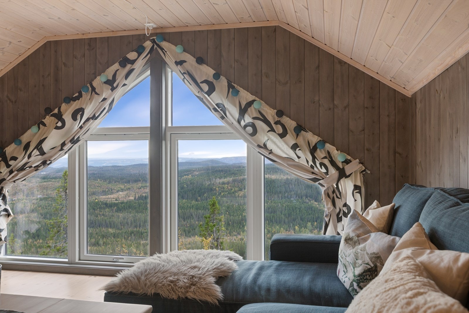 Loftsetasjen fungerer utmerket som egen ungdomsavdeling , men den kan også stenges av for å redusere strømforbruket om man ønsker det. Galleribilde