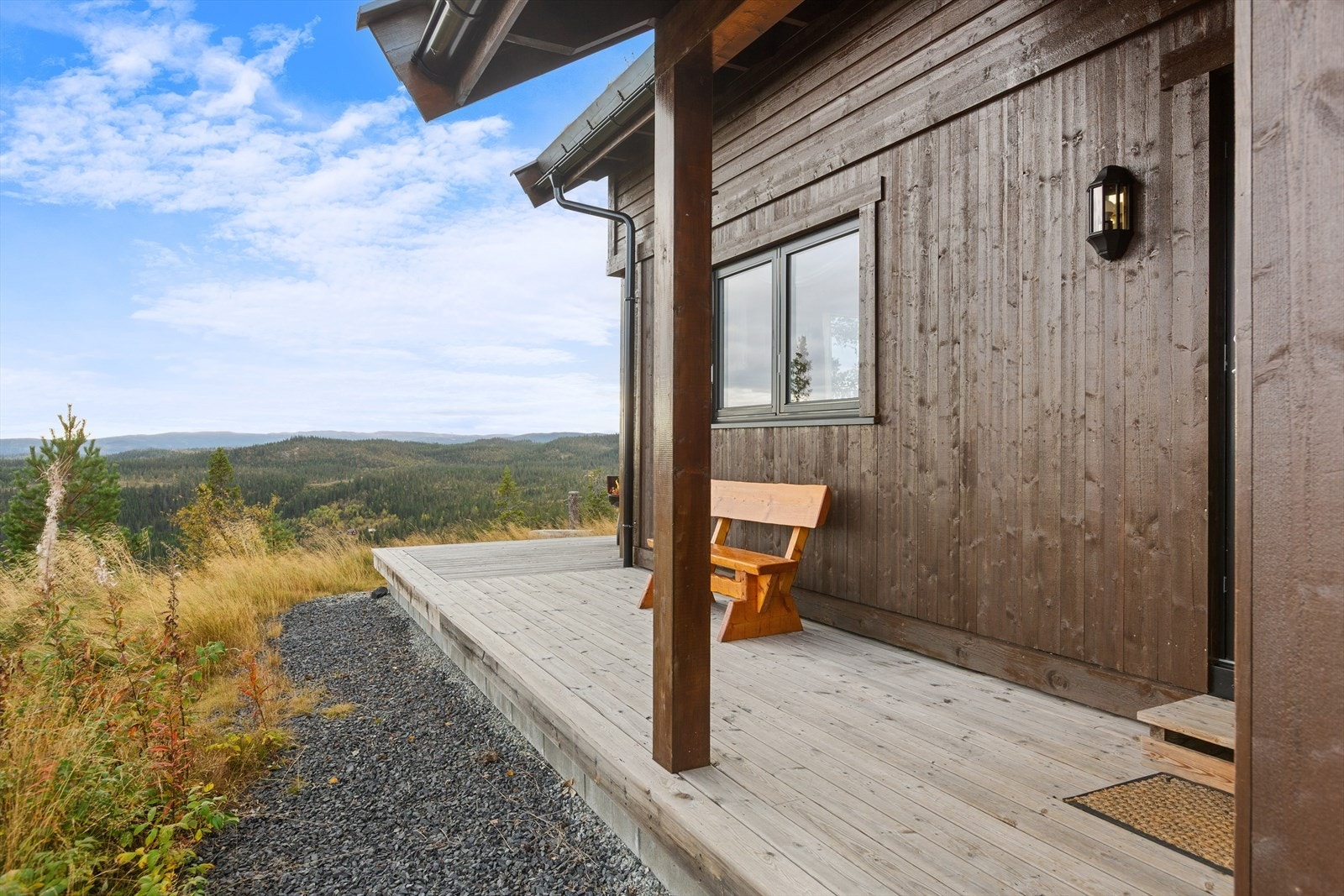 Hytta har også en praktisk, utvendig bod med fin plass til ski, ved ol. Galleribilde