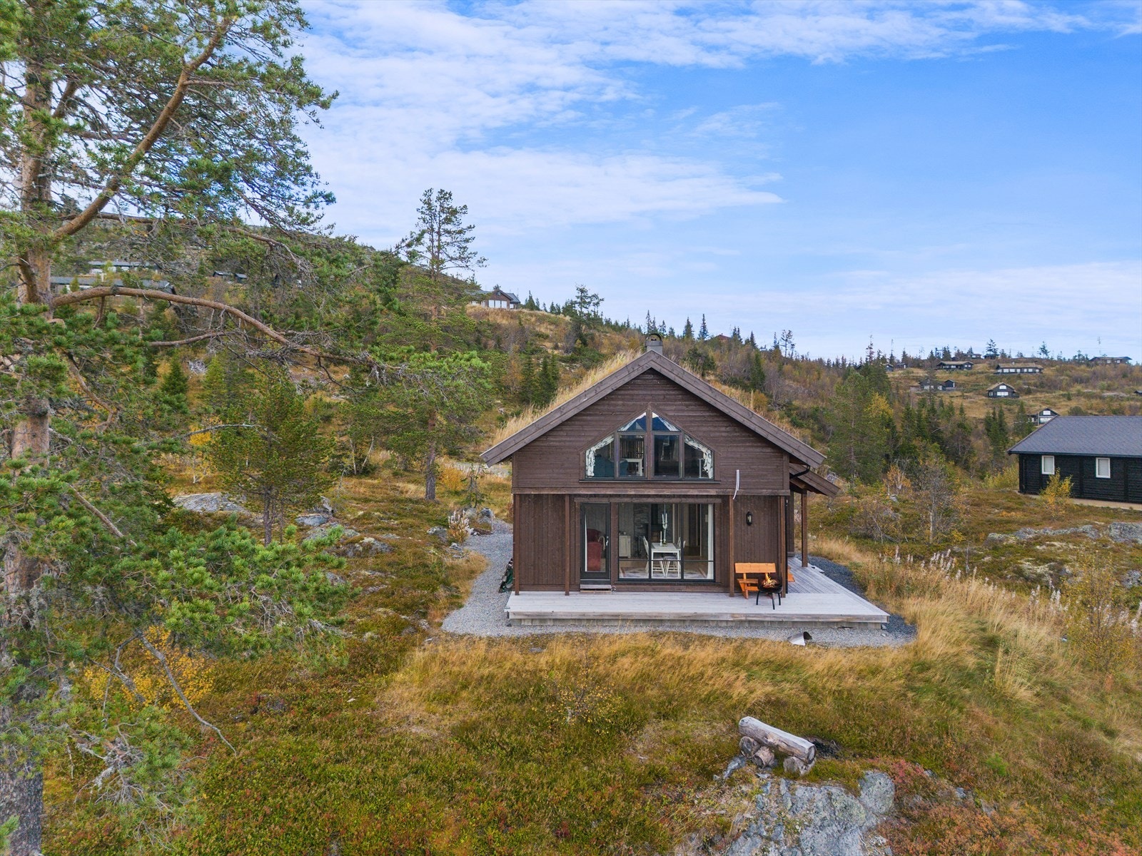 Her er det åpent og fint med svært gode solforhold og nydelig utsikt over vidstrakte åser i retning Tonsåsen, Bagn, Golsfjellet og Etnedal. Galleribilde
