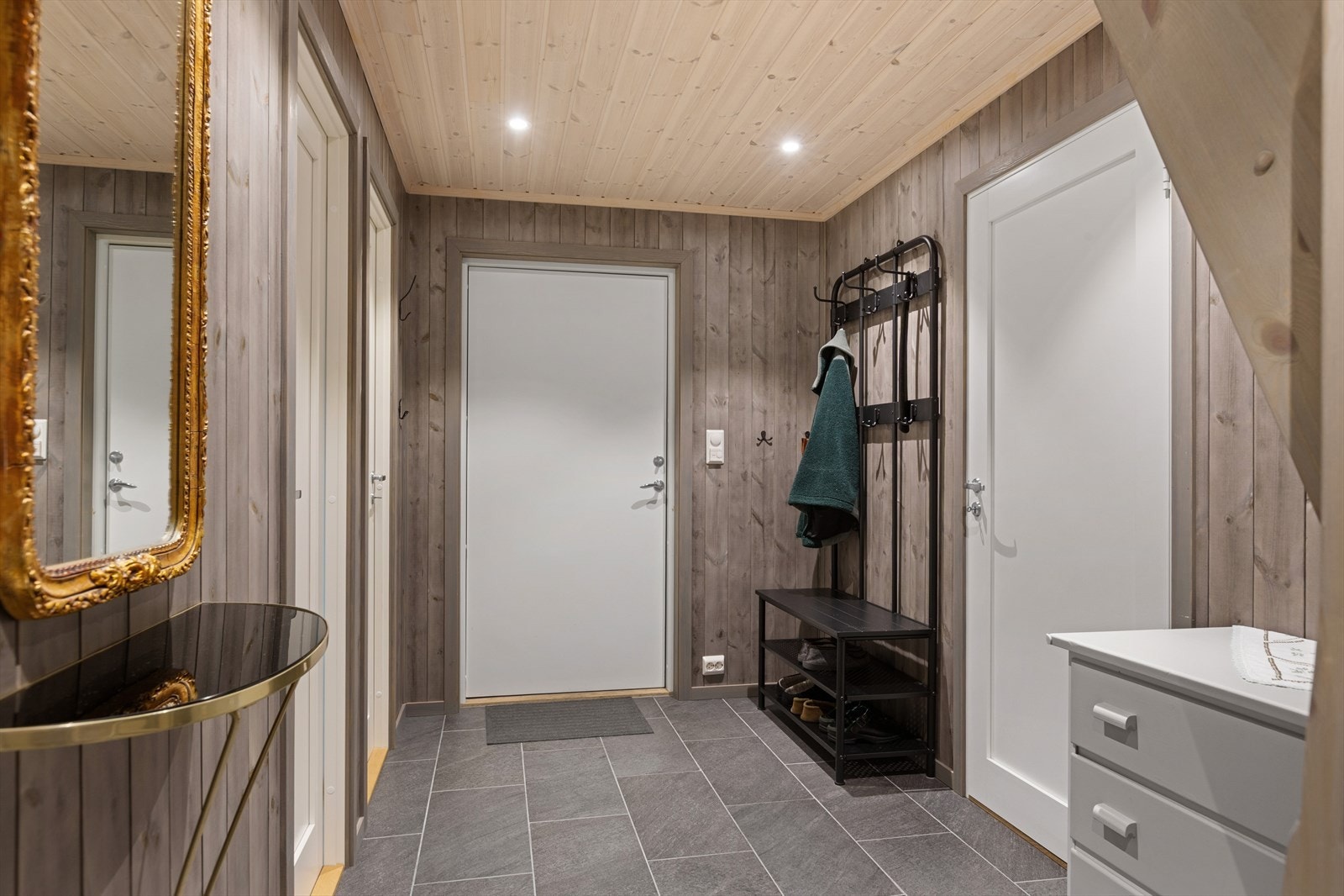 Hytta har en romslig gang med flislagt gulv og lun gulvvarme, god garderobeplass og pen trapp opp til loftsetasjen. Galleribilde