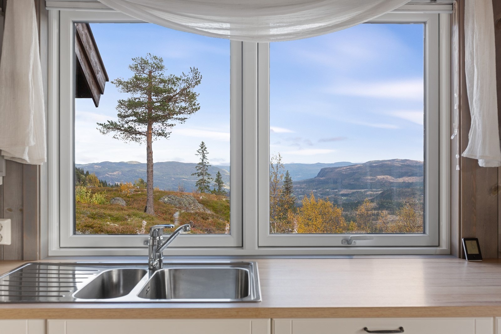 Det er montert komfyrvakt, lekkasjealarm/lekkasjestopper og kjøkkenvifte med avtrekk ut. Galleribilde