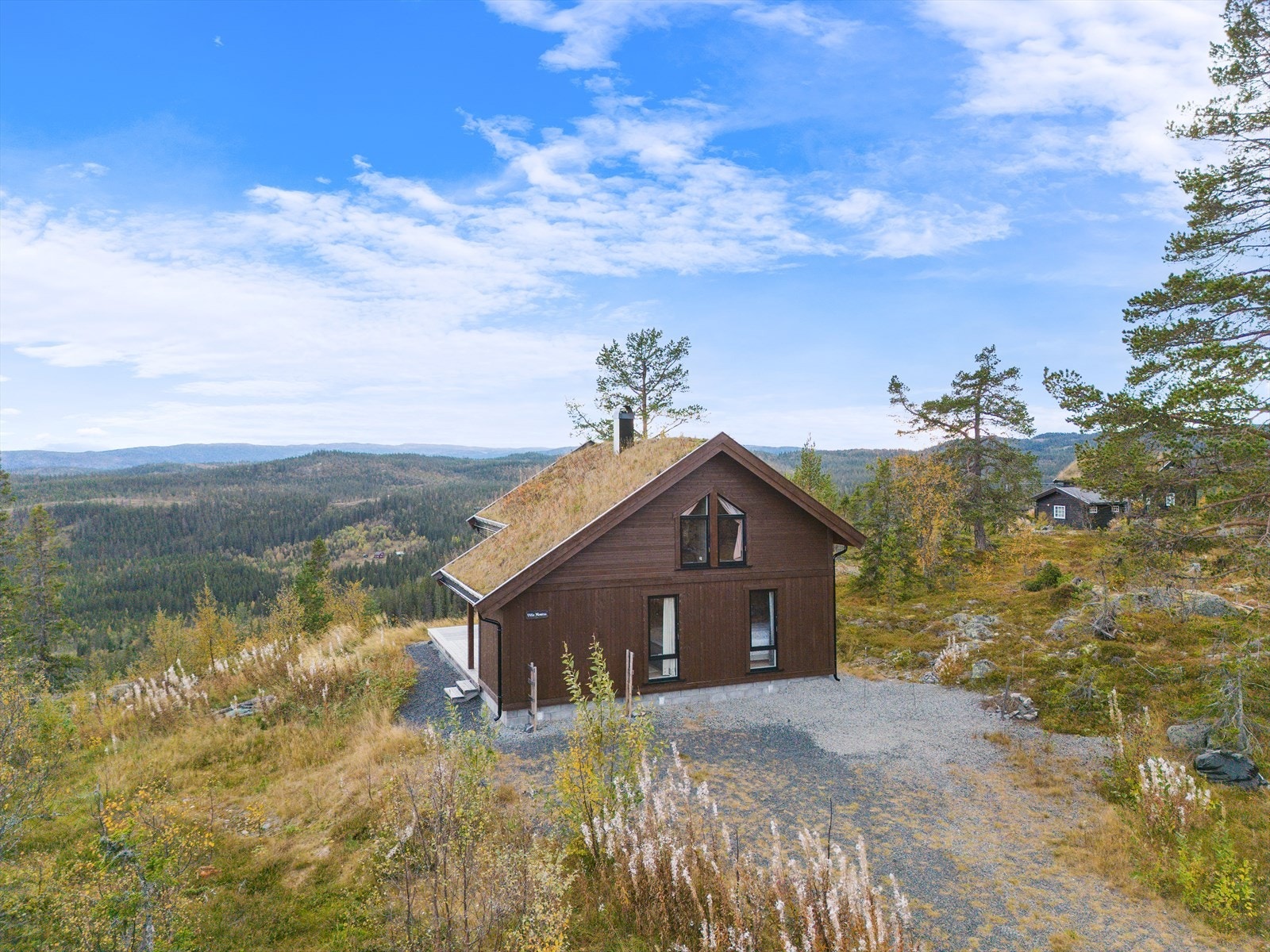 Selger anbefaler gjerne Fjellsvarden og Sæterfjellet, samt Bjørgovarden (1 138 moh) som også er et populært turmål året rundt. Vinterstid er det ca. 200 m til skiløyper og et flott løypenett. Galleribilde